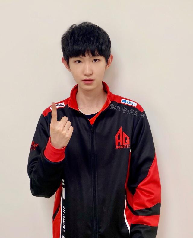誰(shuí)是王者榮耀最強(qiáng)職業(yè)選手？貓神一諾fly均上榜他更該有姓名(圖2)