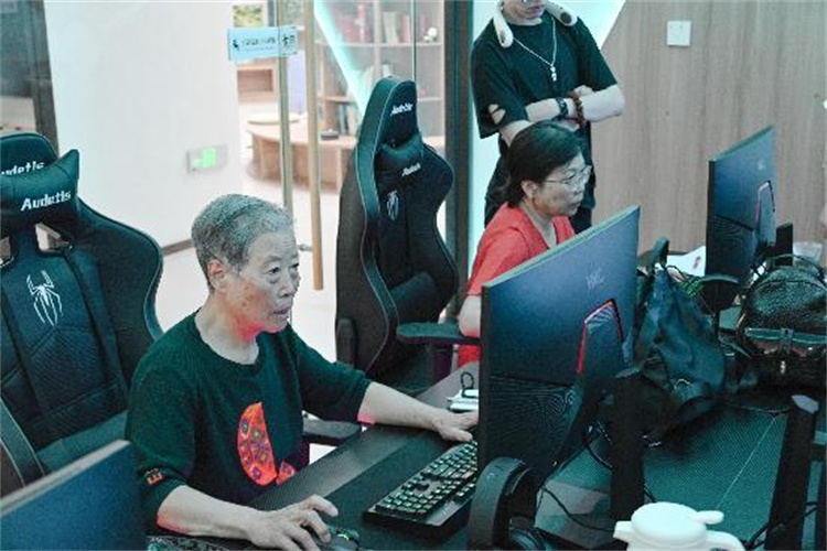 成都青羊：活到老、學到老65歲+老人充滿朝氣與活力