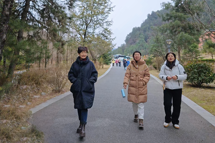 天水市二院舉辦“三八”國際婦女節(jié)戶外踏青健步行暨團建趣味小游戲活動(圖)