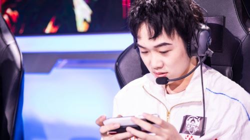 Faker再次祝賀Uzi進(jìn)入名人堂直言得知他退役自己很難過(guò)