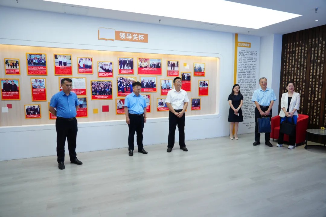 山東省委宣傳部劉洪河巡視員一行蒞臨世紀(jì)金榜指導(dǎo)工作(圖2)