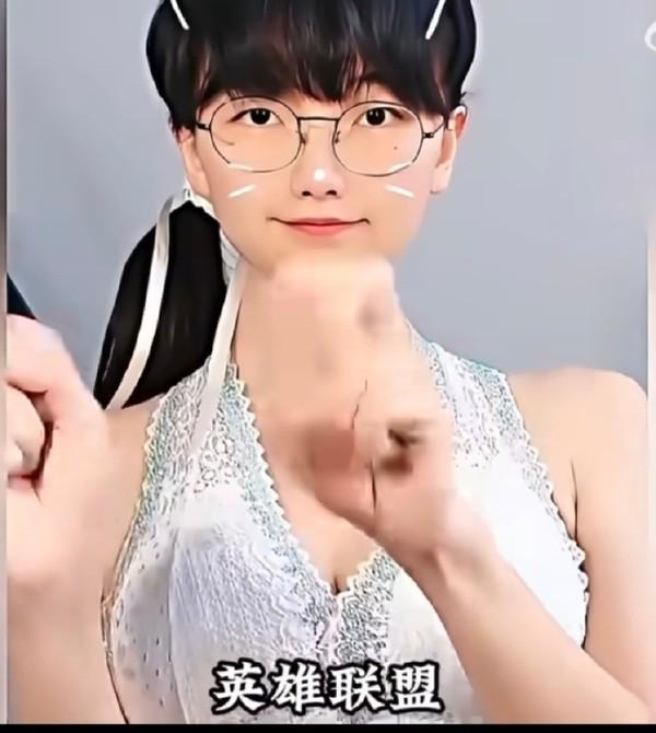 健身博主爆改女版Faker火了！穿T1隊(duì)服直播英雄聯(lián)盟(圖3)